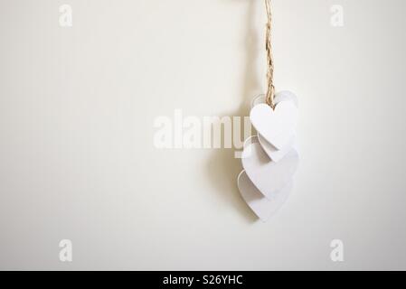 Gruppo di legno bianco appesi cuori Foto Stock