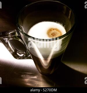 Il caffelatte in una tazza di vetro Foto Stock
