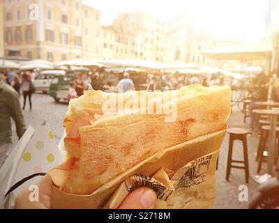 Cibo di strada a Roma è focacce ripiene di mortadella Foto Stock