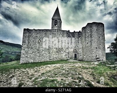 Castello delle Favole (Cattolica Romana Chiesa della Santa Trinità) a Hrastovlje,Koper, Slovenia. Eventualmente 12 secolo e fortificato nel XV secolo. Foto Stock