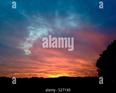 Cielo di tramonto e di rottura tra le nuvole. Foto Stock