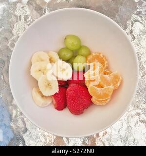 Insalata di frutta in una ciotola. Foto Stock