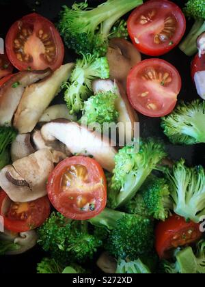 Broccoli, pomodoro, fungo STIR FRY. Foto Stock