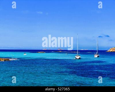 Acqua blu a Cala Conta, Ibiza, Isole Baleari, Spagna, Europa Foto Stock