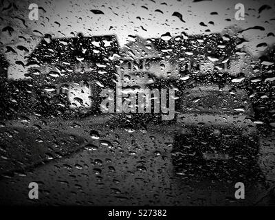 Vista attraverso il parabrezza auto in caso di pioggia Foto Stock