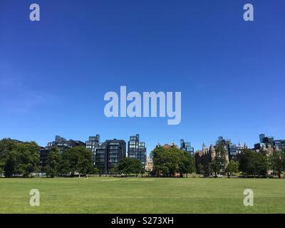 Il cielo blu sopra i prati in Edinburgh guardando verso il Quartermile sviluppo. Foto Stock