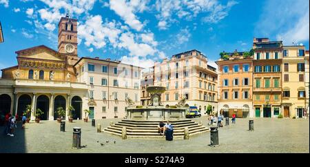 Piazza di Santa Maria in Roma il quartiere di Trastevere. Foto Stock