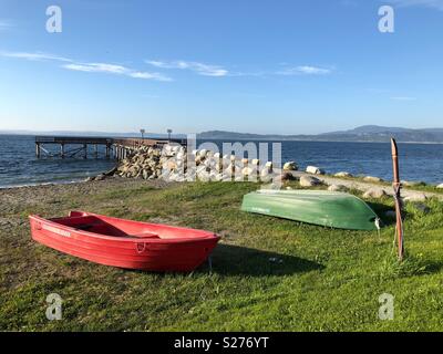 Il rosso e il verde le barche a remi in Norvegia Foto Stock