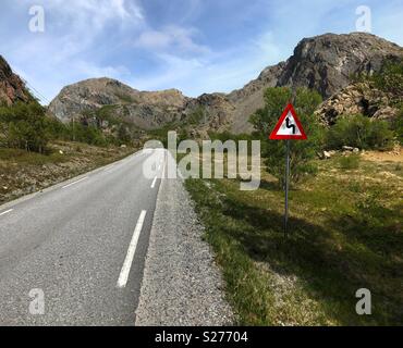 Strada tranquilla in Norvegia, fuori dai sentieri battuti Foto Stock