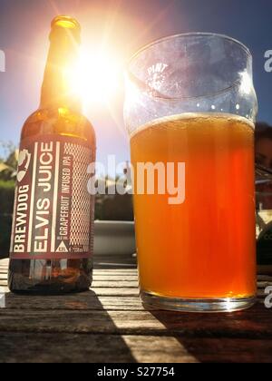 Brewdog del succo di Elvis birra goduto in sun. Credito: Lee Ramsden / Alamy Foto Stock