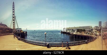 La passerella lungomare tra pier 57 e 58 con la ruota panoramica Ferris lungo il modo in Alaska, Seattle, WA, Stati Uniti d'America. Foto Stock