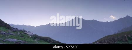 Trekking e campeggio a Triund, mcleodganj, Himachal Pradesh, India Foto Stock