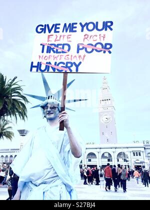 Protester vestita come la Statua della Libertà con un occhio nero al 2018 donne di Marzo a San Francisco, California, Stati Uniti d'America. Foto Stock