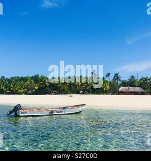 Una barca ancorata a Tavarua island. Tavarua island resort, Fiji. Foto Stock