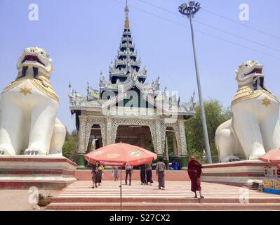 Ingresso sud di Mandalay Hill con due giganti Chinthe (custode lion-cani), Mandalay Myanmar (Birmania), Asia Foto Stock