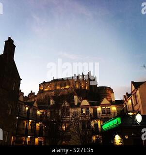 Il Castello di Edimburgo visto da sotto Foto Stock