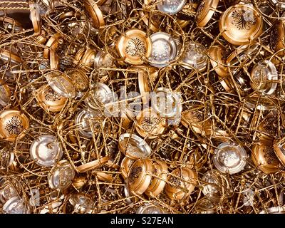 Muselets o gabbie di filo che conservare tappi di champagne da esplodere Foto Stock