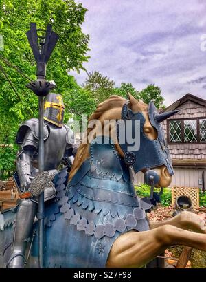 Statua di knight in shining armor riding del cavallo di allevamento Foto Stock