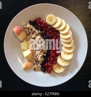 Vista in elevazione su cereali e frutta fresca per il muesli prima colazione Foto Stock