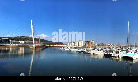 La Swansea Waterfront lo sviluppo con la vela ponte sopra il fiume Tawe sulla sinistra e la marina sulla destra Foto Stock