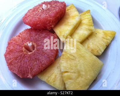 Una sana colazione frutta fresca pompelmo rosa e ananas Foto Stock