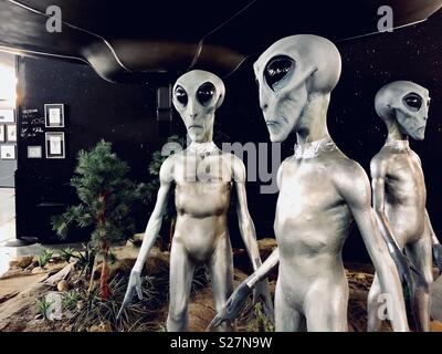 Gli stranieri presso il museo di UFO a Roswell, New Mexico Foto Stock