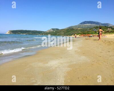 Mounda beach ha bisogno di Skala Kefalonia. Ampia spiaggia di sabbia a soli 3 km da Skala è un sito di nidificazione per la caretta caretta tartaruga caretta. La spiaggia ha una pendenza dolce e l'acqua è bassa. Foto Stock