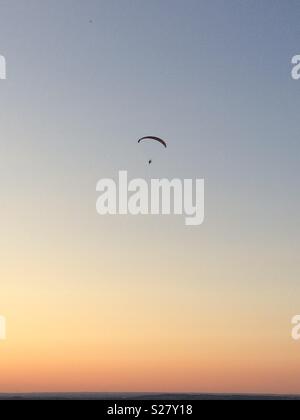 In alto nel cielo come un uccello sul parafango Foto Stock