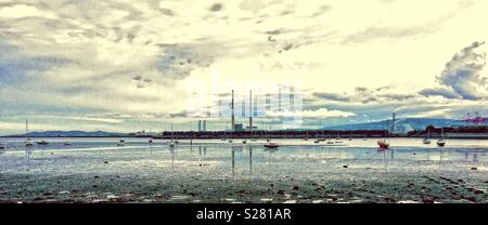 La baia di Dublino vista da Clontarf area con i camini del vecchio Poolbeg power station in background e piccole imbarcazioni Foto Stock