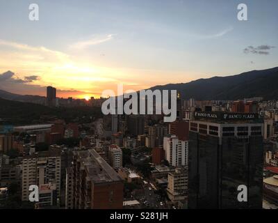 Tramonto da El Recreo Shopping Mall (Centro Comercial El Recreo) in Sabana Grande zona di Caracas, Venezuela. Vicente Quintero 2018 Foto Stock