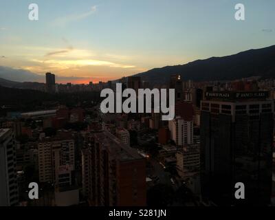 Tramonto da Sabana Grande Area in Caracas Venezuela Foto Stock