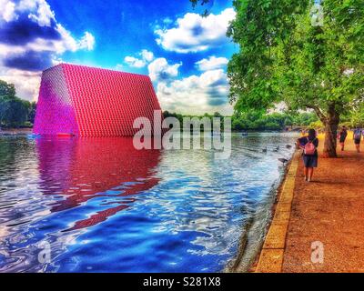 Londra Mastaba, Lago Serpentine, Hyde Park, Londra. 20 metro alto floating scultura fatta di 7506 barili. Dall artista bulgaro Christo e di sua moglie tardiva Jeanne-Claude Foto Stock