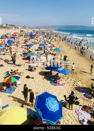 Un molto affollata spiaggia su un caldo giorno d'estate. Manhattan Beach, California USA. Foto Stock