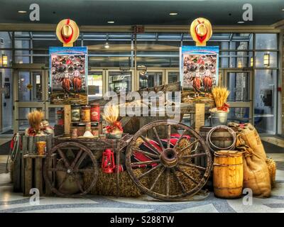 Western visualizzare la pubblicità la Calgary Stampede, in un centro commerciale a Calgary, Alberta, Canada. Foto Stock