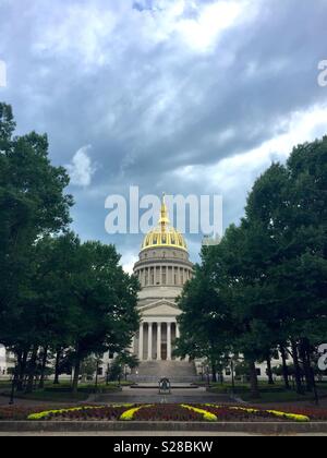 Charleston, West Virginia, Stati Uniti d'America - 24 Luglio 2018: il gold dome della West Virginia State Capitol Building si staglia contro un cielo tempestoso su un tardo pomeriggio estivo. Foto Stock