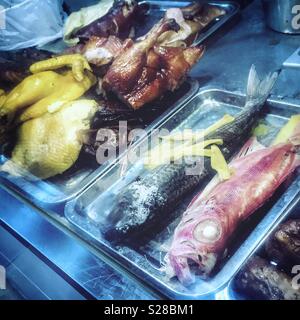 Il pollo e il pesce sul display in un ristorante in Sheung Wan, Isola di Hong Kong Foto Stock