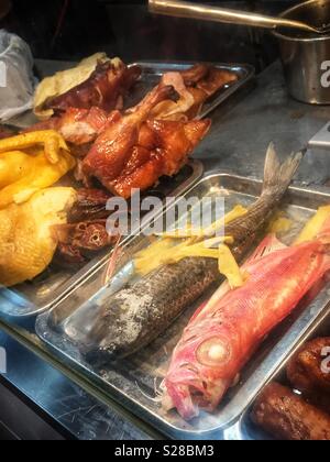 Il pollo e il pesce sul display in un ristorante in Sheung Wan, Isola di Hong Kong Foto Stock