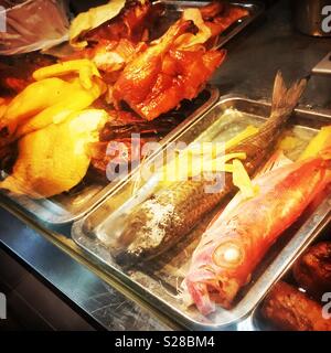 Il pollo e il pesce sul display in un ristorante in Sheung Wan, Isola di Hong Kong Foto Stock