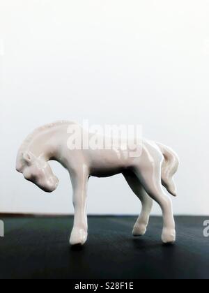 Un bianco di ceramica cavallo figurina. Foto Stock