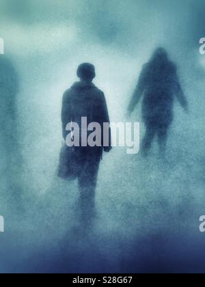 Le figure nella nebbia Foto Stock