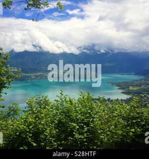 Vista di Annecy il lago e le Alpi dal monte Semnoz. Annecy, Francia. Foto Stock