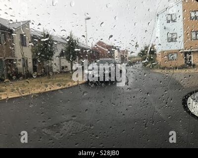 La pioggia sulla finestra auto, le goccioline di acqua, nuvoloso meteo Foto Stock