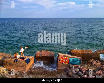 Piccola spiaggia della Mole Saint-Louis vicino al Teatro de la Mer in Sete, Occitanie Francia Foto Stock