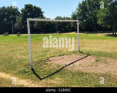 Bianco obiettivi di calcio su un campo di calcio in un parco pubblico, Bromsgrove, Wirral, Inghilterra Foto Stock