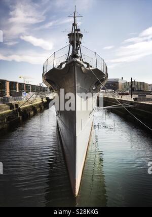 Vista anteriore del sistema HMS Caroline in base al Titanic Quarter in Belfast Foto Stock