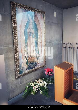 La Cattedrale di Cristo la luce; una preghiera di fronte a Maria Foto Stock