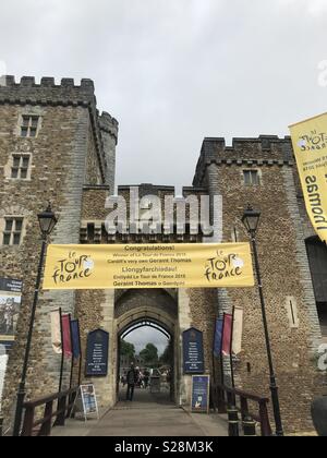 Il Castello di Cardiff decorazioni celebrativa per festeggiare il Cardiff's Geraint Thomas a vincere le Tour de France 2018 Foto Stock