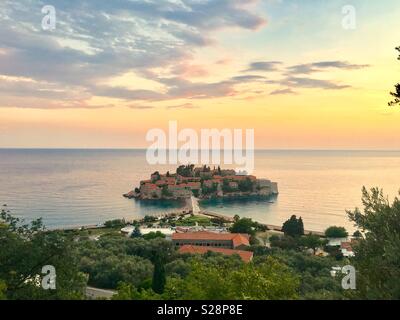 Il tramonto di Sveti Stefan Montenegro Foto Stock