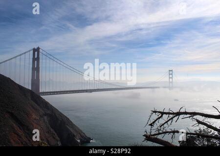 Un giorno di nebbia in Marin Headlands guardando verso il Golden Gate Bridge. Foto Stock