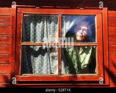 Donna anziana affetti da degenerazione maculare nei suoi occhi a vivere in modo indipendente, Suffolk, Inghilterra. Foto Stock